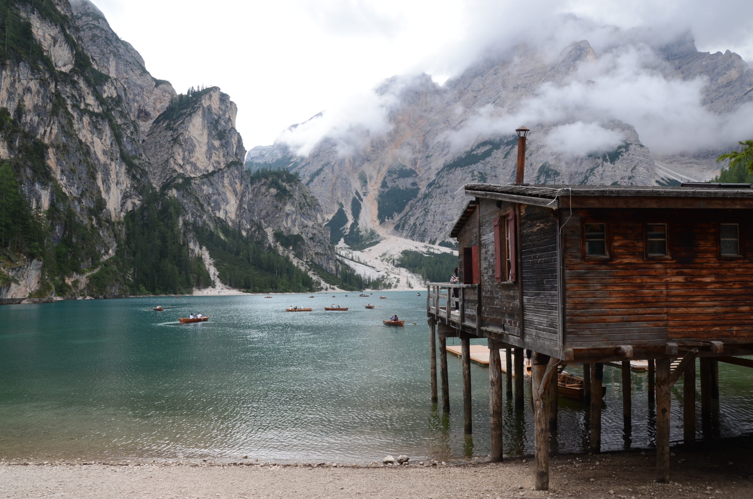 Al lago di Braies aspettando il sole. - Comunità Francescana delle Sorelle