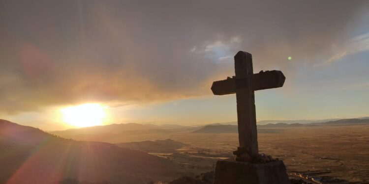 In vetta, sotto la croce al tramonto. - Comunità Francescana delle Sorelle